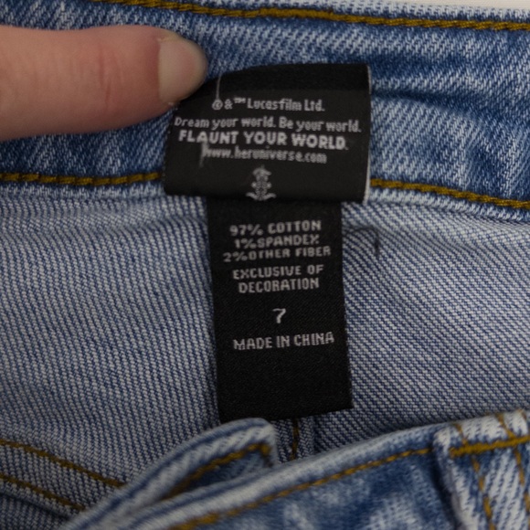 Her Universe Star Wars The Mandalorian The Child Mom Jeans Baby Yoda Size 7 EUC - Picture 4 of 14